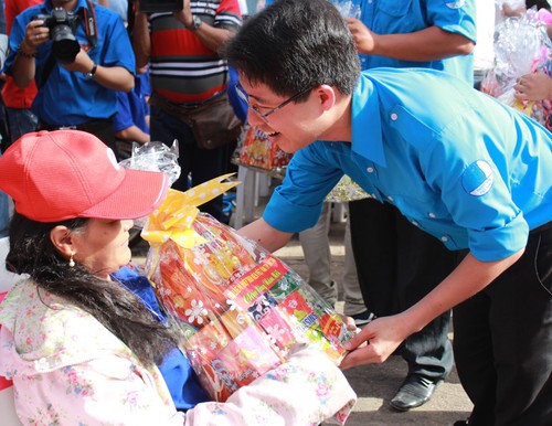 Thành phố Hồ Chí Minh tặng quà tết cho thanh niên khuyết tật - ảnh 1